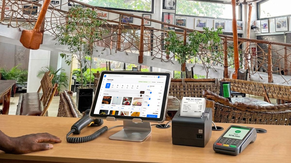 finpo till with receipt printer, card machine and barcode scanner at a restaurants counter